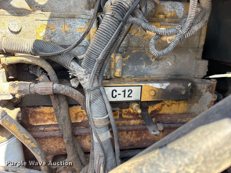 image for item DH9922 2002 International 9400i semi truck