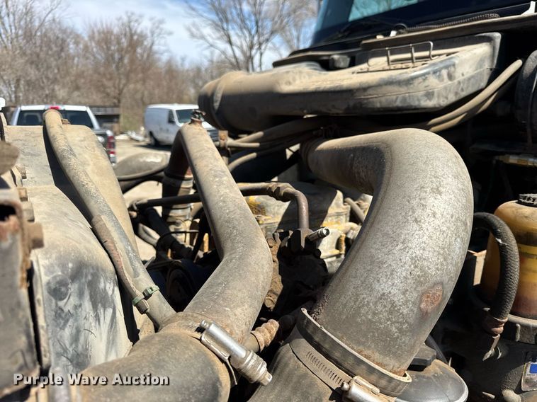 image for item DH9922 2002 International 9400i semi truck