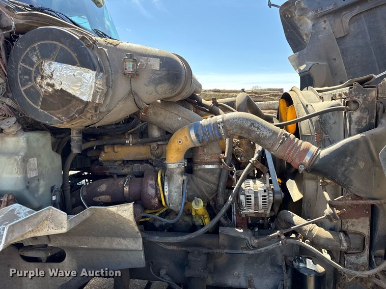 image for item DH9922 2002 International 9400i semi truck