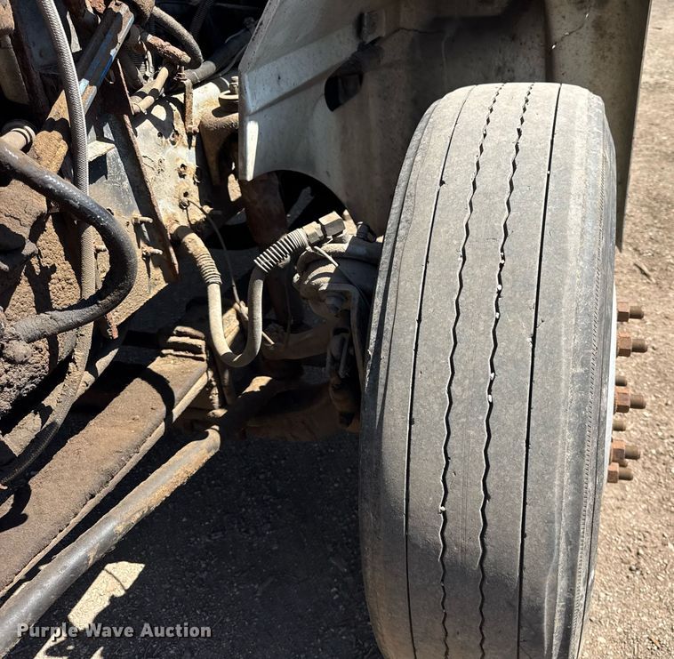 image for item DH9922 2002 International 9400i semi truck