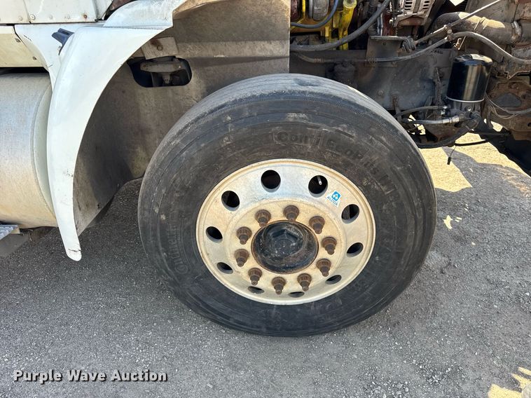 image for item DH9922 2002 International 9400i semi truck