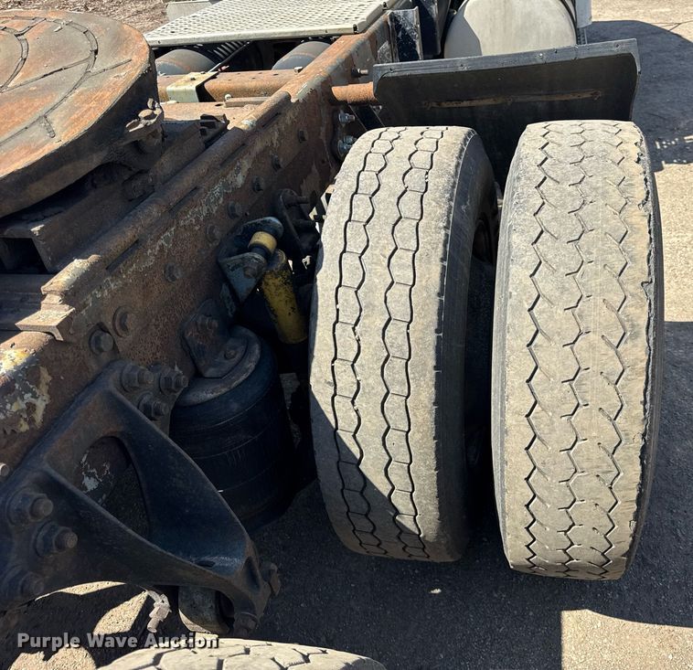 image for item DH9922 2002 International 9400i semi truck