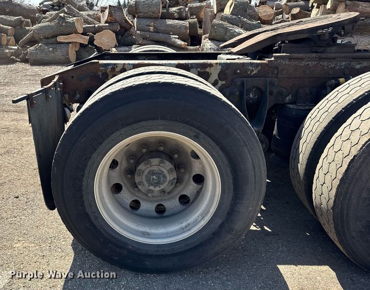 image for item DH9922 2002 International 9400i semi truck