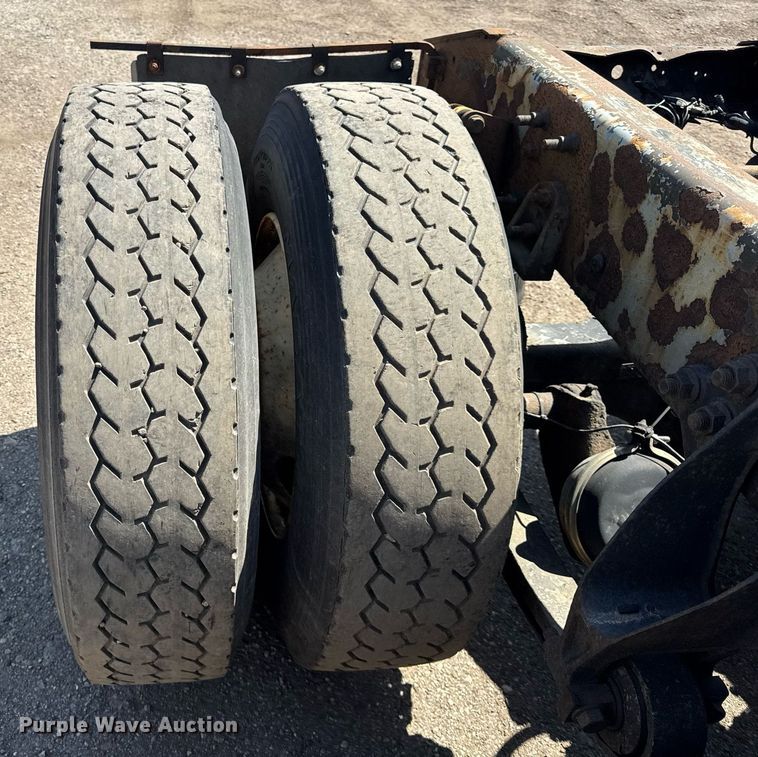 image for item DH9922 2002 International 9400i semi truck