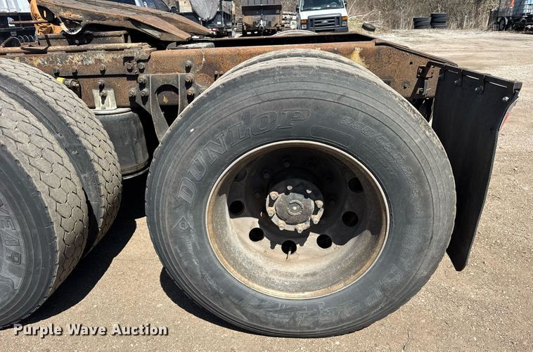 image for item DH9922 2002 International 9400i semi truck