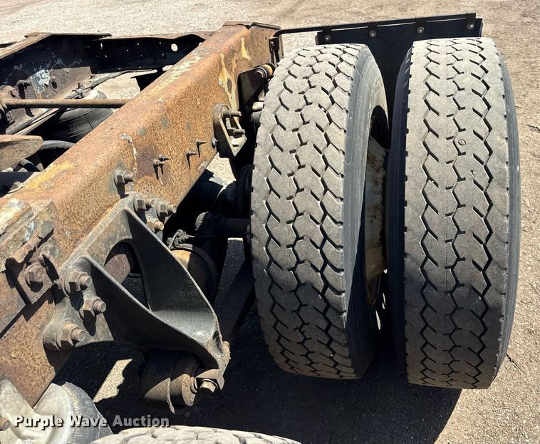 image for item DH9922 2002 International 9400i semi truck