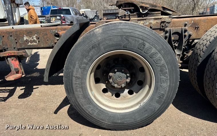 image for item DH9922 2002 International 9400i semi truck