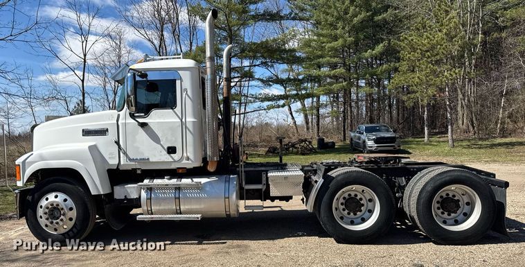 image for item DH9923 2008 Mack CHU 613 semi truck