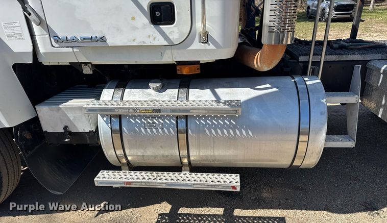 image for item DH9923 2008 Mack CHU 613 semi truck