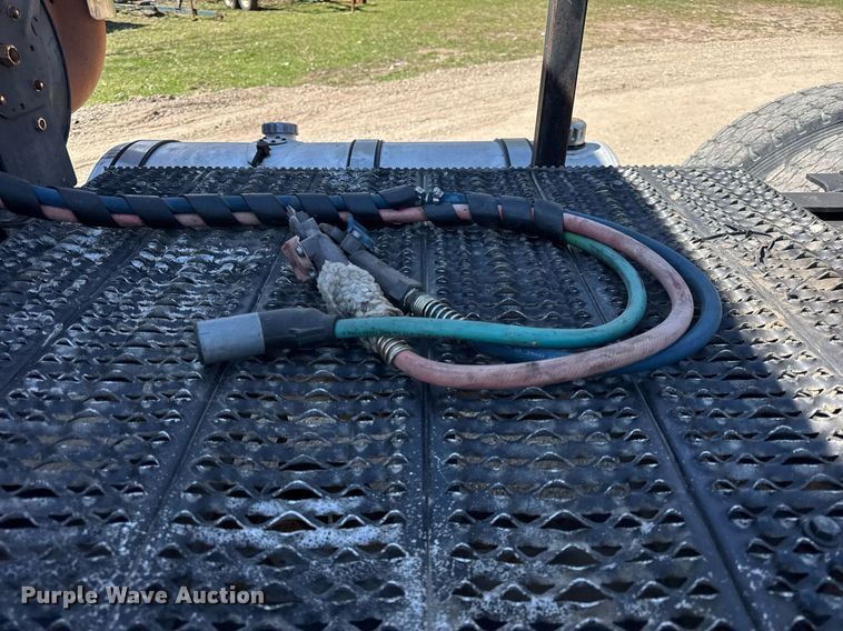 image for item DH9923 2008 Mack CHU 613 semi truck