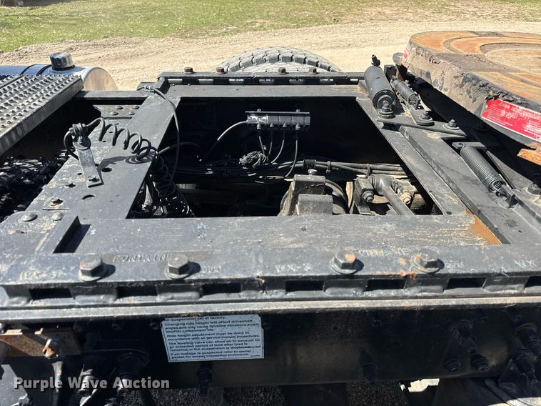 image for item DH9923 2008 Mack CHU 613 semi truck