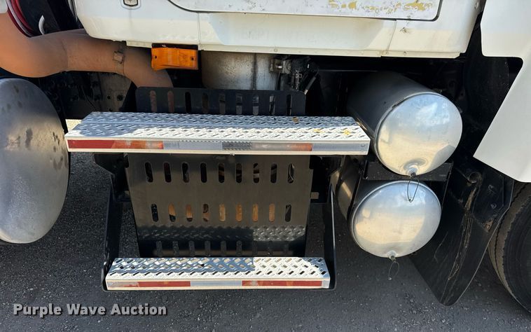 image for item DH9923 2008 Mack CHU 613 semi truck