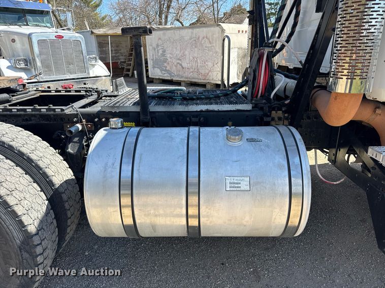 image for item DH9923 2008 Mack CHU 613 semi truck