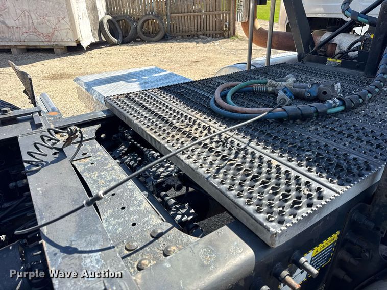 image for item DH9923 2008 Mack CHU 613 semi truck