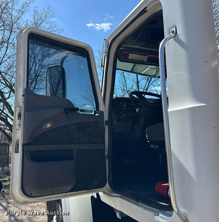 image for item DH9923 2008 Mack CHU 613 semi truck