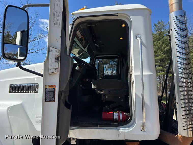 image for item DH9923 2008 Mack CHU 613 semi truck