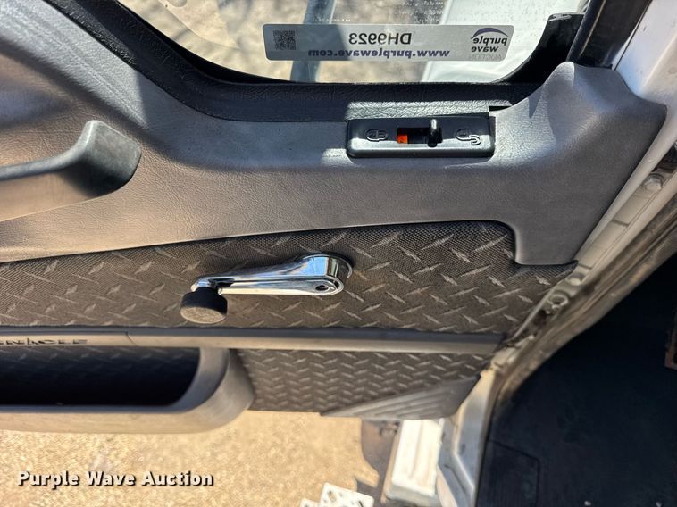 image for item DH9923 2008 Mack CHU 613 semi truck