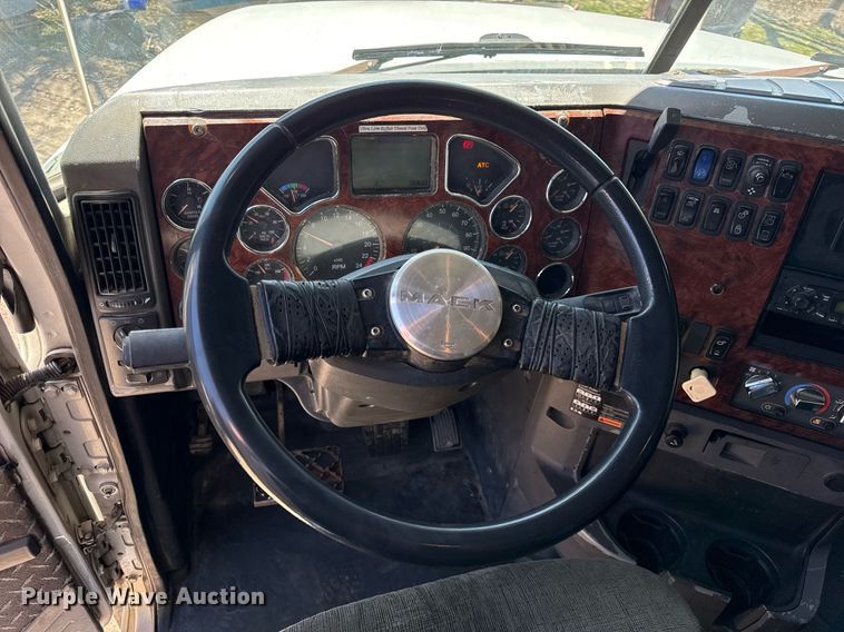 image for item DH9923 2008 Mack CHU 613 semi truck