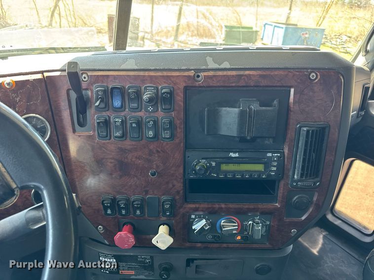 image for item DH9923 2008 Mack CHU 613 semi truck