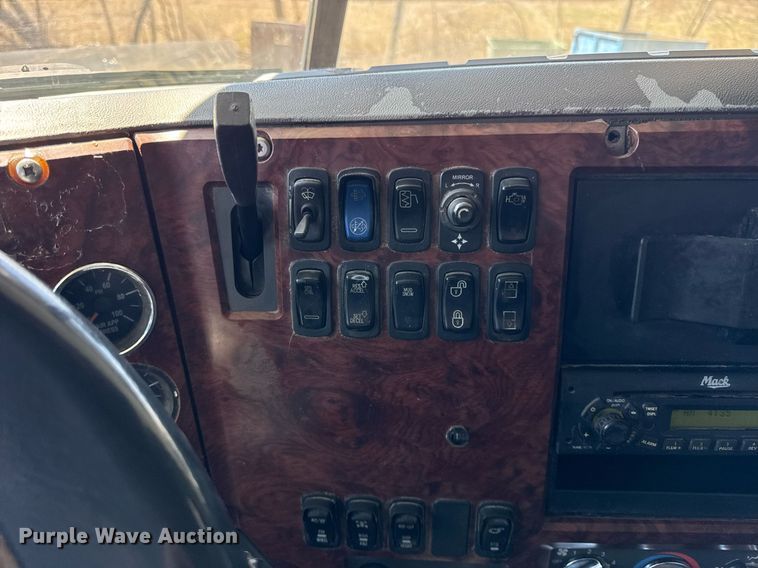 image for item DH9923 2008 Mack CHU 613 semi truck