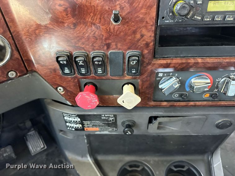 image for item DH9923 2008 Mack CHU 613 semi truck