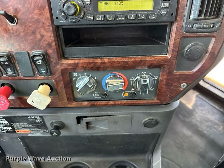 image for item DH9923 2008 Mack CHU 613 semi truck