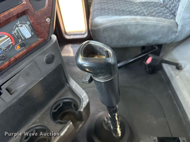 image for item DH9923 2008 Mack CHU 613 semi truck