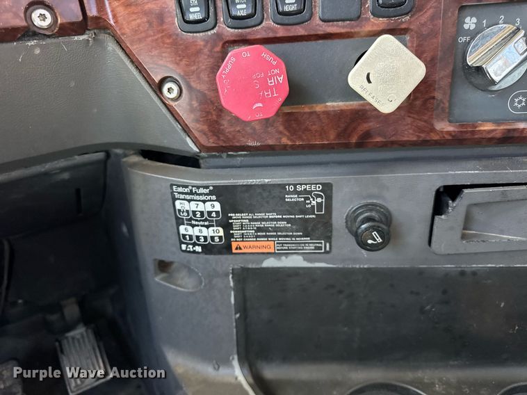 image for item DH9923 2008 Mack CHU 613 semi truck