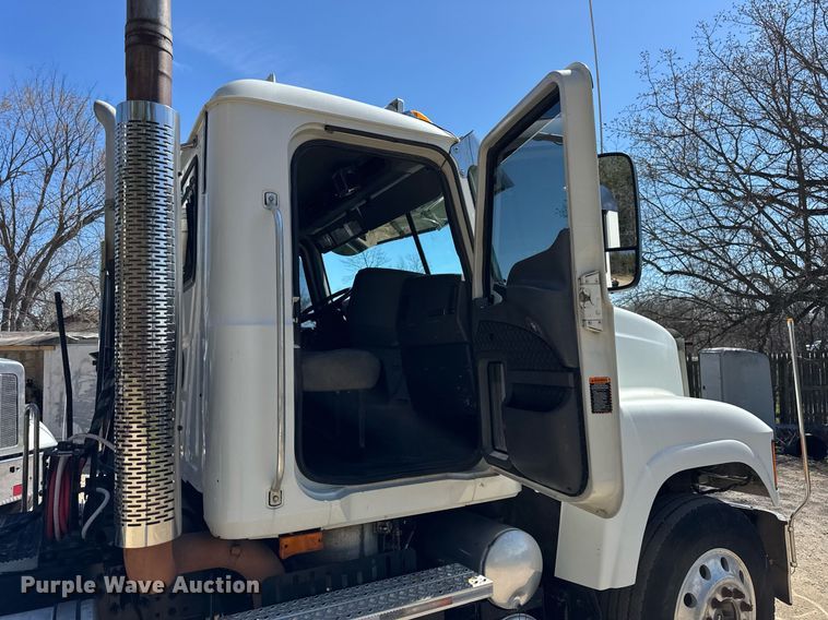 image for item DH9923 2008 Mack CHU 613 semi truck