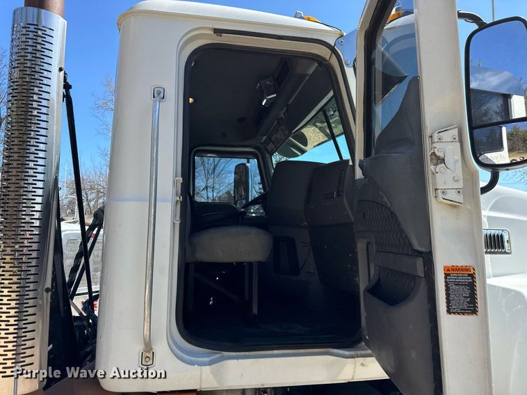 image for item DH9923 2008 Mack CHU 613 semi truck