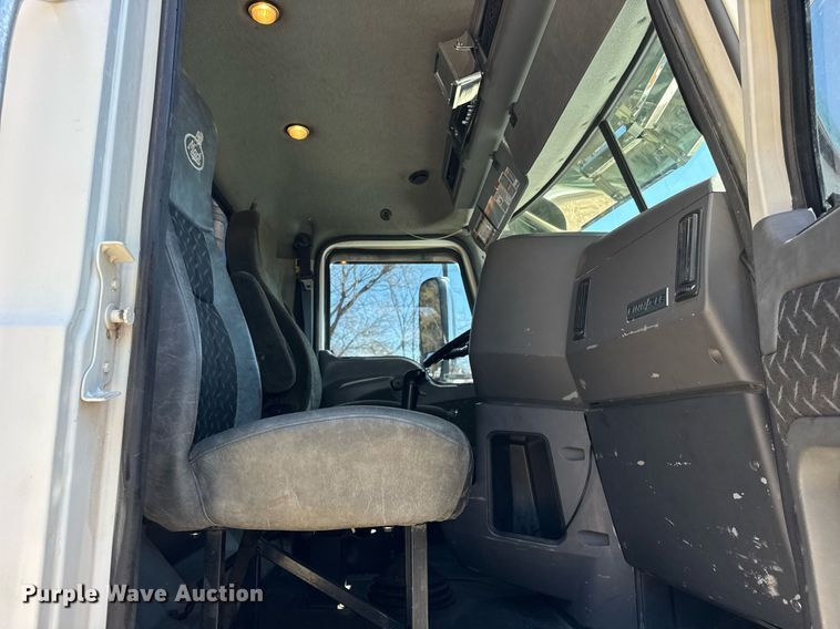 image for item DH9923 2008 Mack CHU 613 semi truck