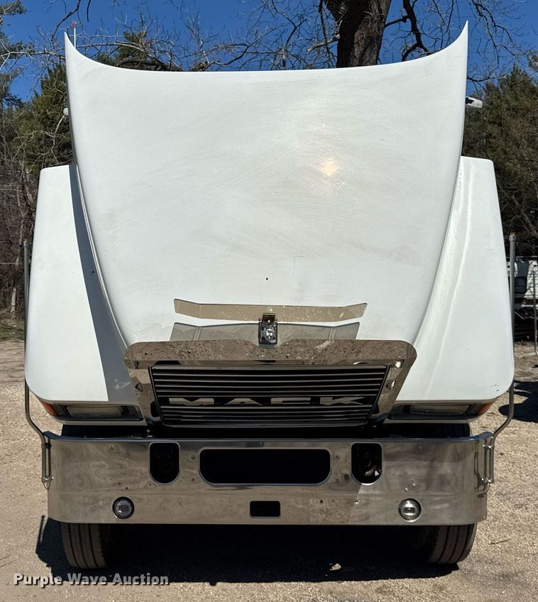 image for item DH9923 2008 Mack CHU 613 semi truck