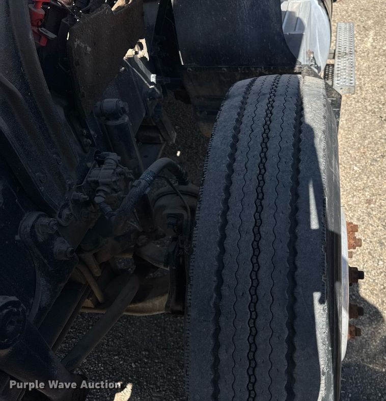 image for item DH9923 2008 Mack CHU 613 semi truck