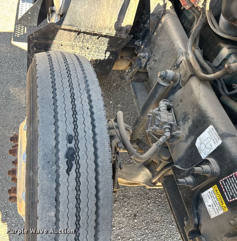 image for item DH9923 2008 Mack CHU 613 semi truck