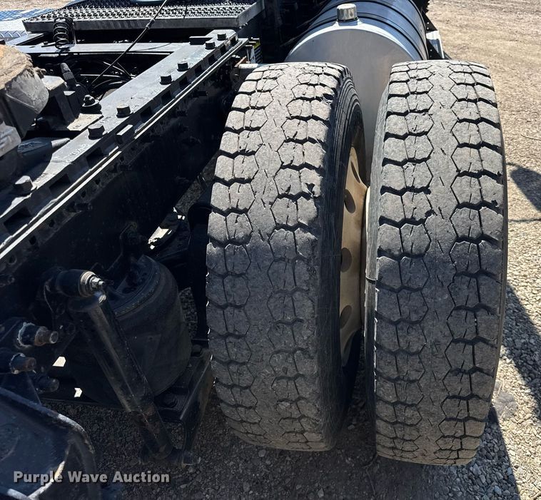 image for item DH9923 2008 Mack CHU 613 semi truck