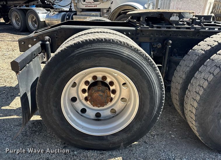 image for item DH9923 2008 Mack CHU 613 semi truck