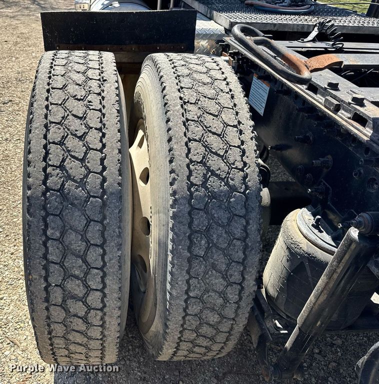 image for item DH9923 2008 Mack CHU 613 semi truck