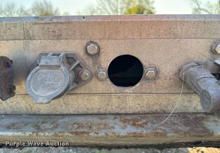 image for item DM5711 2014 Reitnouer flatbed trailer