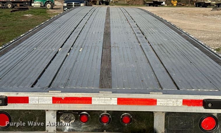 image for item DM5711 2014 Reitnouer flatbed trailer
