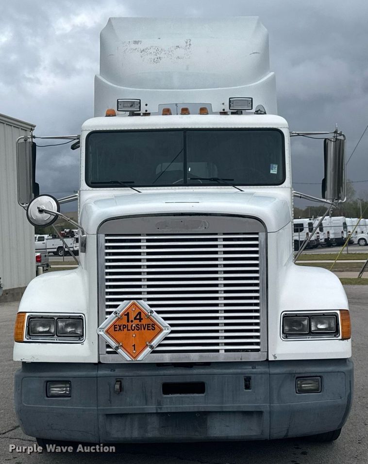 image for item DO0751 2000 Freightliner FLD semi truck