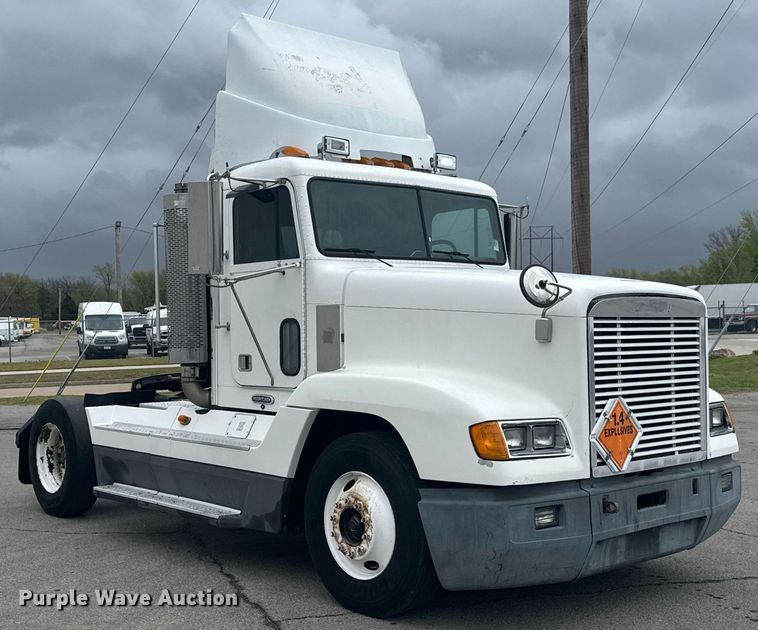 image for item DO0751 2000 Freightliner FLD semi truck