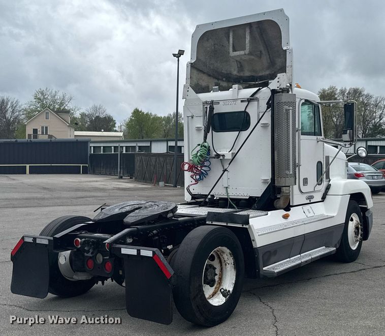 image for item DO0751 2000 Freightliner FLD semi truck