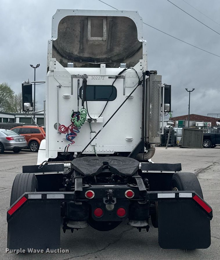 image for item DO0751 2000 Freightliner FLD semi truck