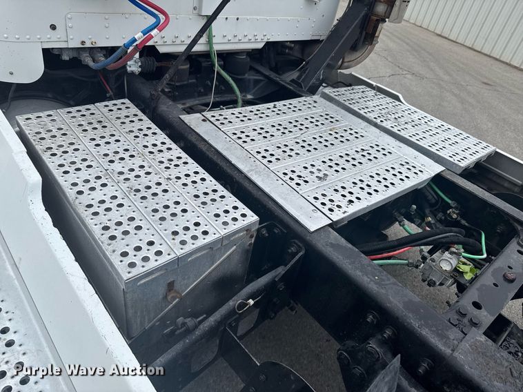 image for item DO0751 2000 Freightliner FLD semi truck