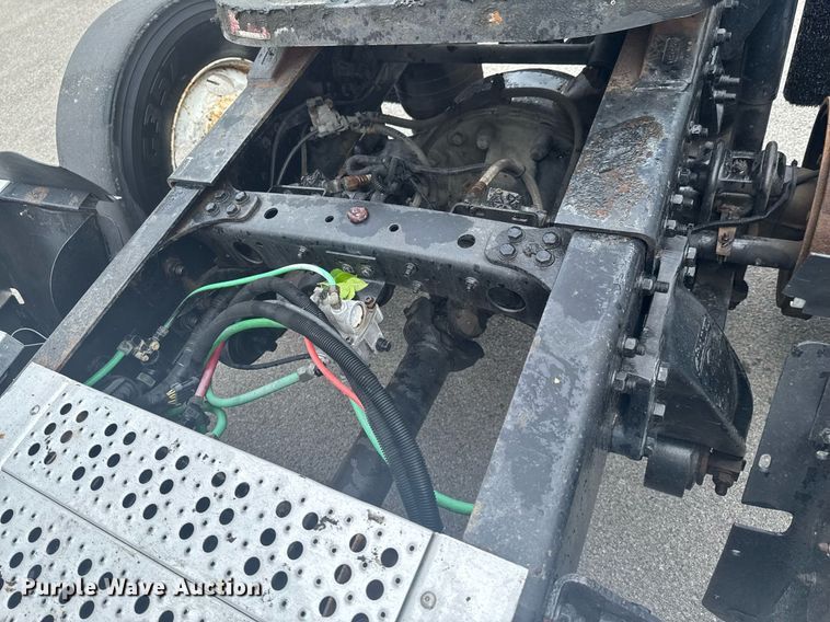 image for item DO0751 2000 Freightliner FLD semi truck