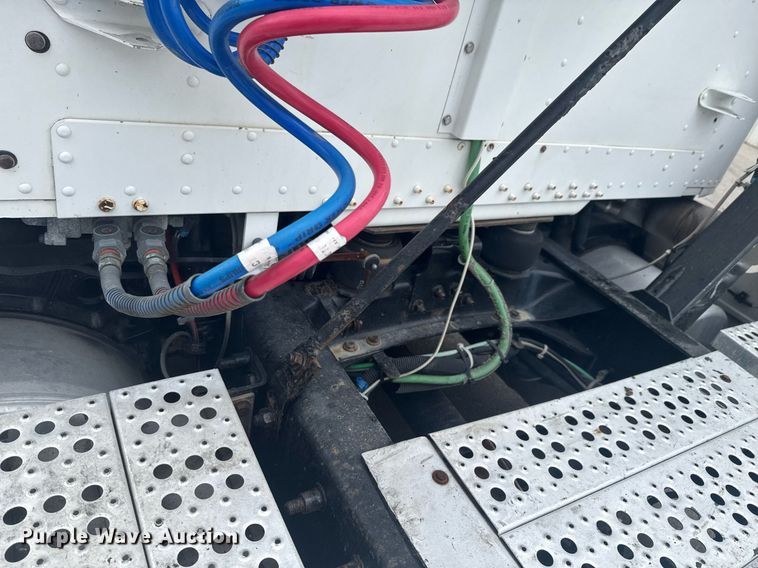 image for item DO0751 2000 Freightliner FLD semi truck