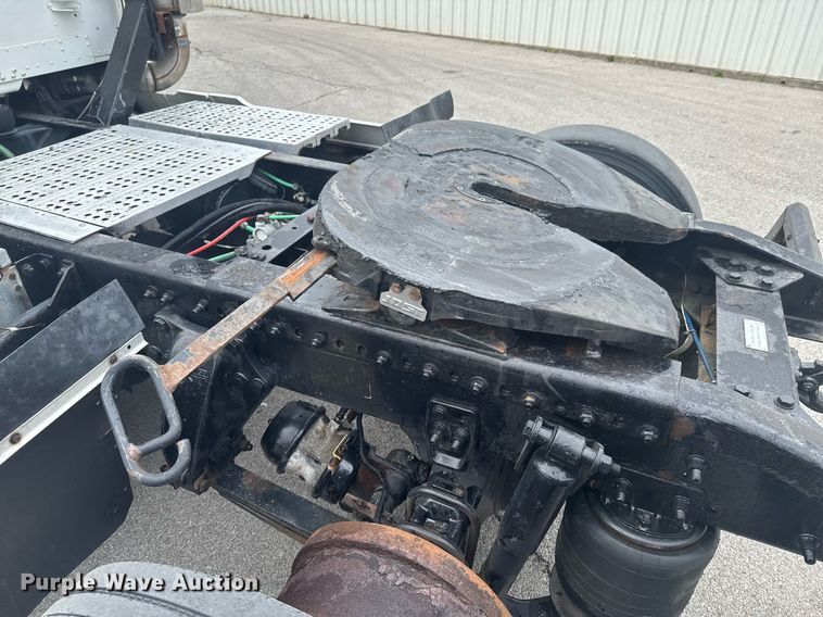 image for item DO0751 2000 Freightliner FLD semi truck