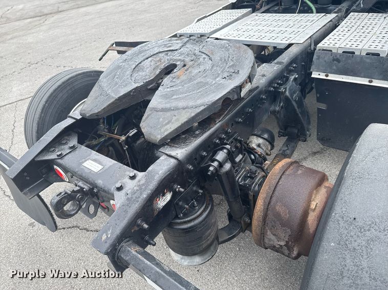 image for item DO0751 2000 Freightliner FLD semi truck