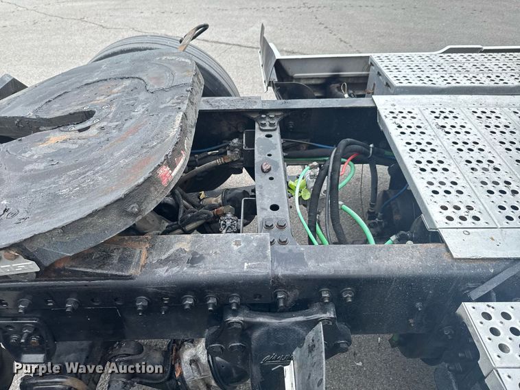 image for item DO0751 2000 Freightliner FLD semi truck