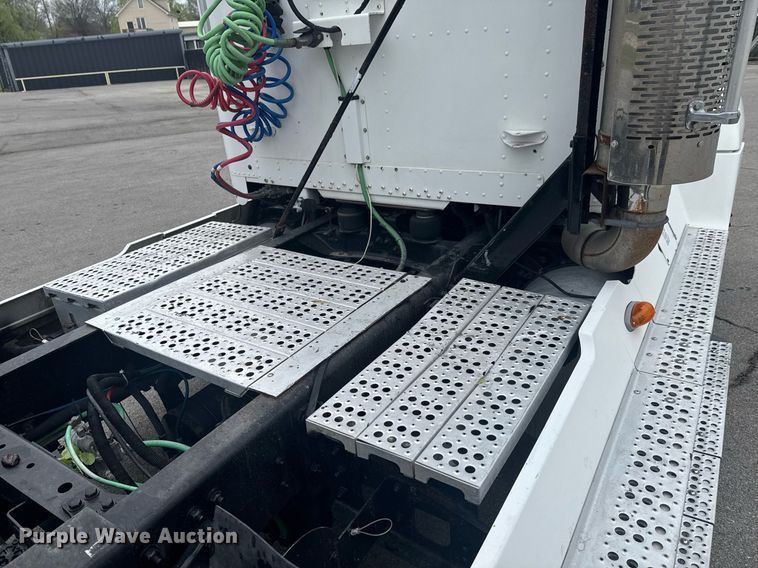 image for item DO0751 2000 Freightliner FLD semi truck